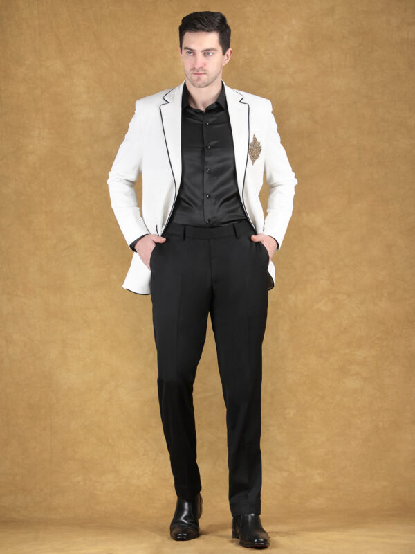 Men’s White Premium Knitted Blazer with Embroidered Crest – Modern Tailored Fit